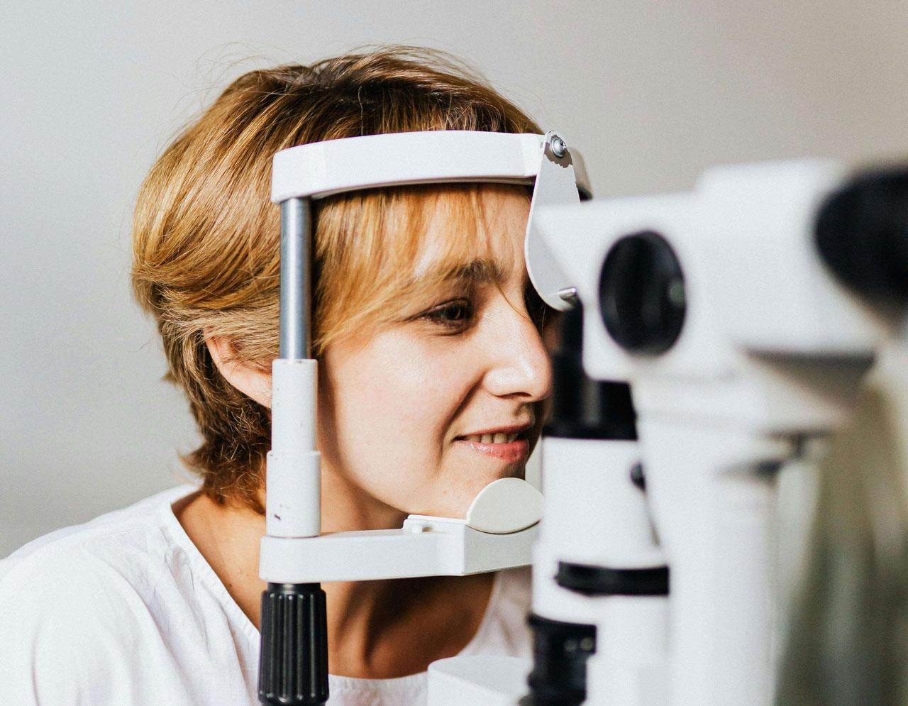 blonde woman doing an eye test